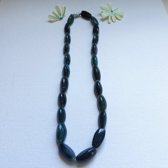 Elegant Dark Green Stone Bead Necklace and Daisy Floral pattern Earring Set - Picture 1 of 10